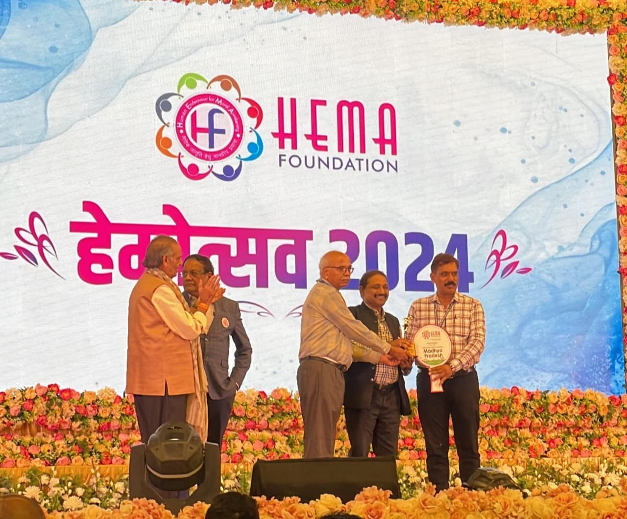 हेमा फाउंडेशन ने मॉडल पब्लिक स्कूल को किया सम्मानित