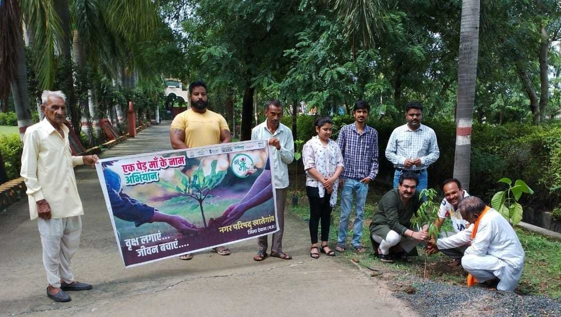 एक पेड़ माँ के नाम वृक्षारोपण अभियान का आयोजन