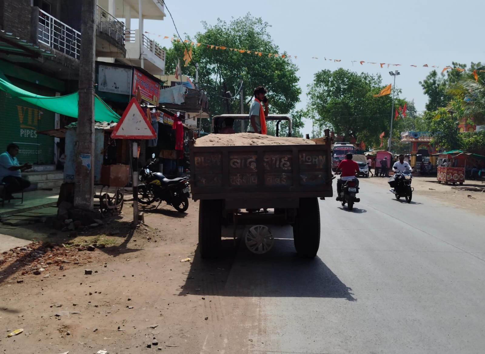 एनजीटी की रोक के बाद भी अवैध रेत का परिवहन आखिर किसकी मेहरबानी से जारी है?