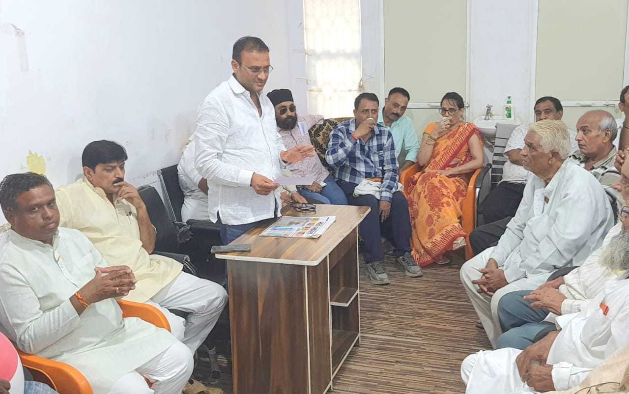 विधायक ने इंद्रा मार्केट के नवीनीकरण को लेकर दुकान मालिक के साथ की बैठक q