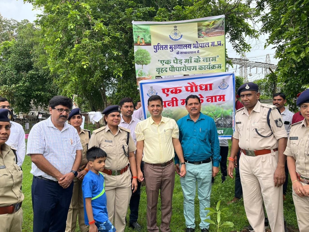 संभाग आयुक्त श्री तिवारी ने पुलिस लाइन में किया पौधारोपण