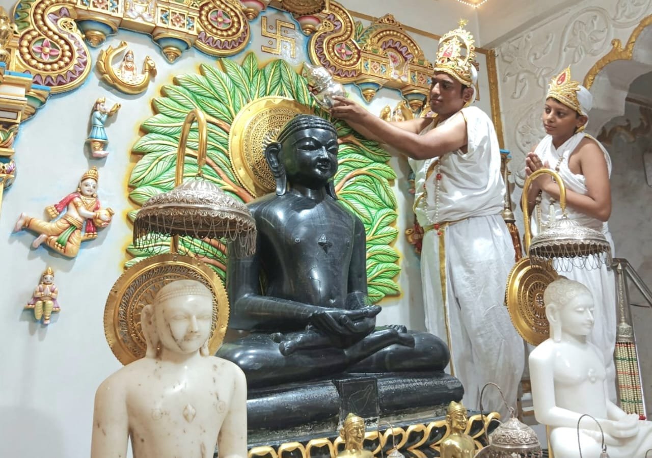 दिगंबर जैन समाज ने हर्षोल्लास के साथ मनाया 1008 श्री नेमिनाथ भगवान का मोक्षकल्याणक 