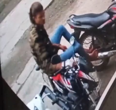 दो अज्ञात युवकों ने बैंक के बाहर से चुराया दो पहिया वाहन, कैमरे में कैद हुई चोरी