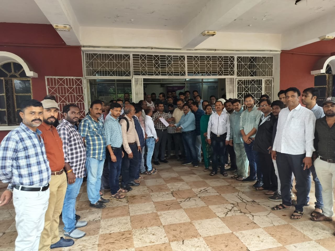 पटवारियों ने सरकार को आश्वासन पूरा करने सौंपा स्मरण पत्र, समय पर मिले वेतन गत पांच माह से नहीं मिल रहा वेतन भत्ता 