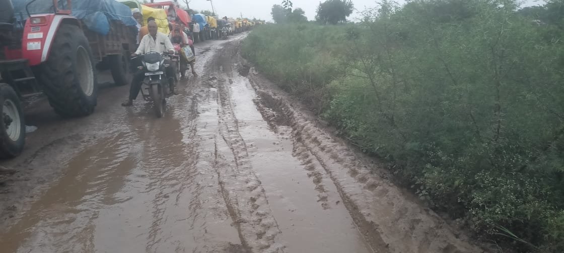 वेयर हाउस पर बड़े वाहनों की आवाजाही से क्षतिग्रस्त मार्ग: 