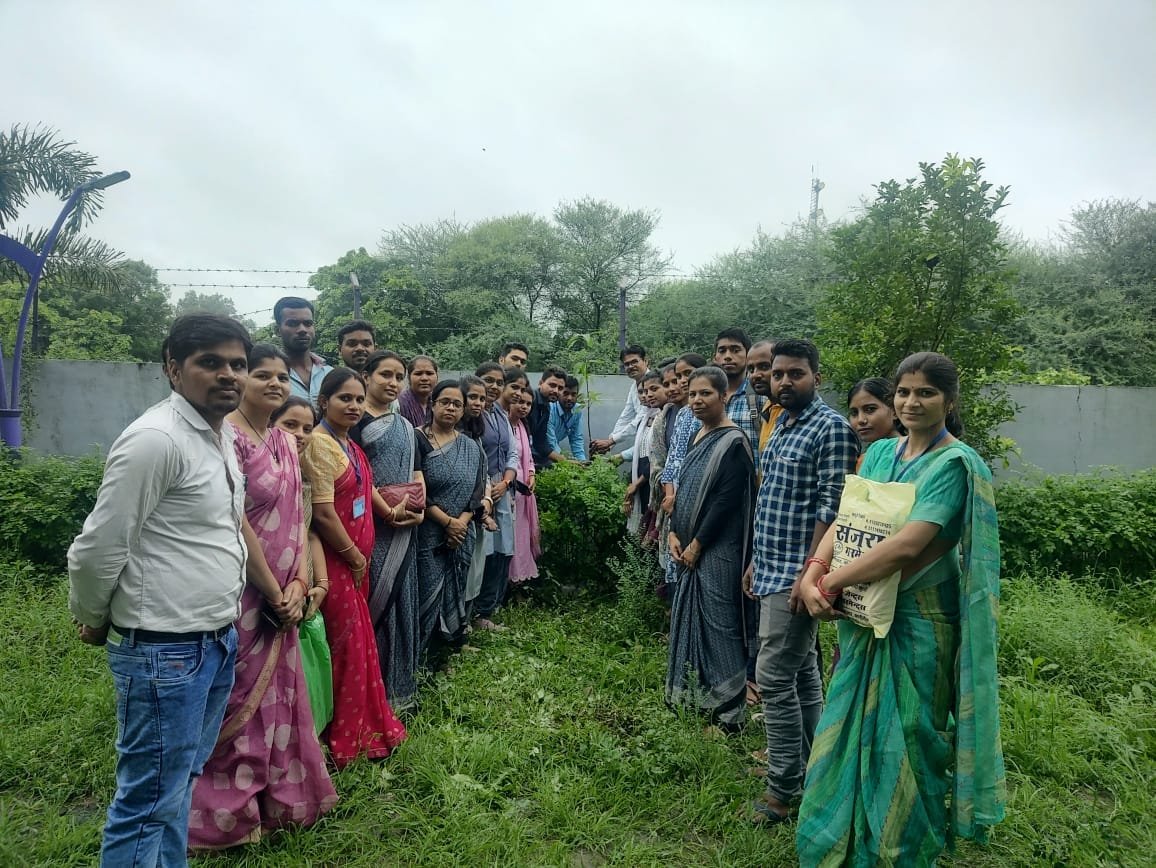 विद्यार्थियों ने कहा आओ पेड़ लगाए सांसे हो रही है कम