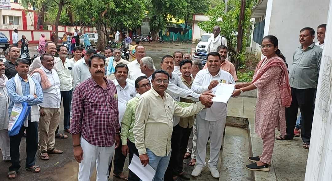 खबर के बाद किसान हित में  किसान संघ आगे आए  समस्याओं को लेकर तहसीलदार दीप्ति चौधरी को सौंपा ज्ञापन