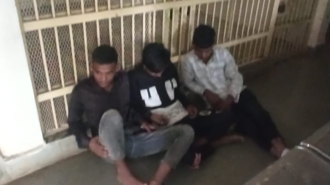 मोबाईल चोरों को मात्र 4 घंटे में किया गिरफ्तार