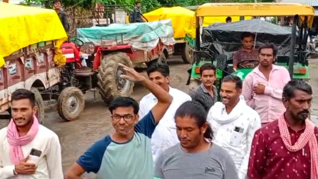 नाराज किसानों ने एक बार फिर किया राष्ट्रीय राजमार्ग अवरुद्ध,