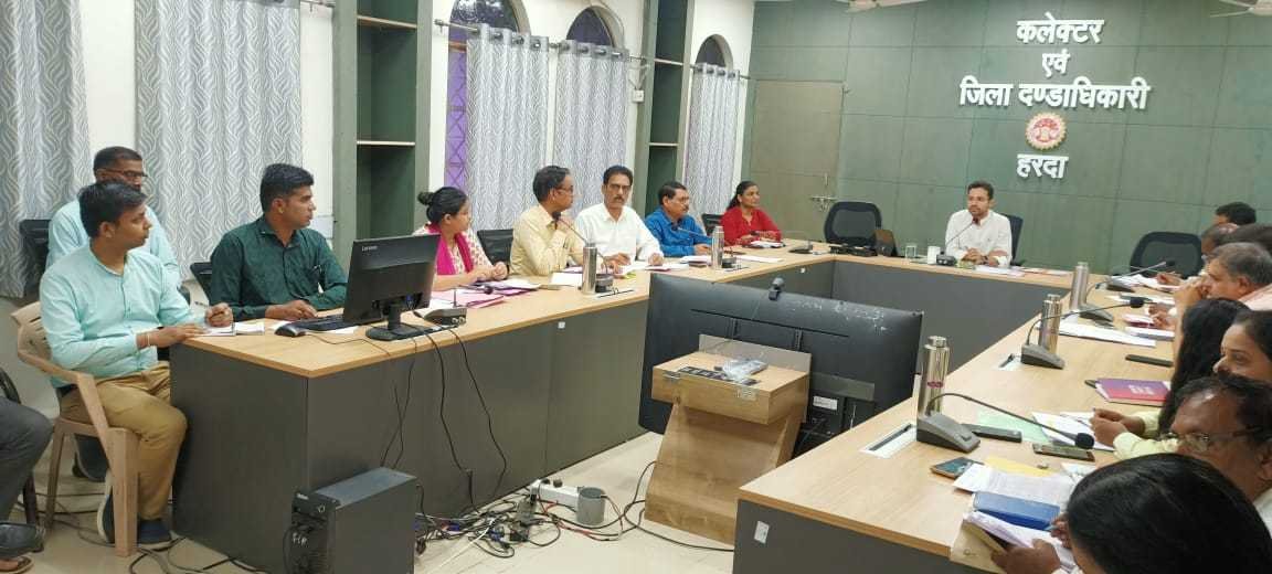 कलेक्टर श्री सिंह ने राजस्व विभाग के कार्यों की समीक्षा की