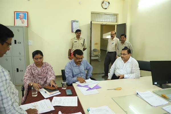 संभागायुक्त उज्जैन श्री गुप्ता ने तहसील आगर का औचक निरीक्षण किया