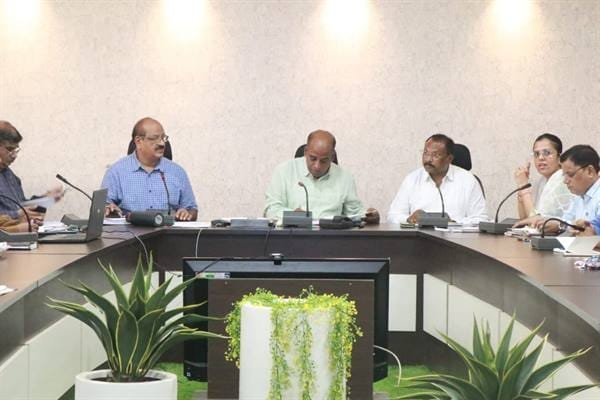 जलाशयों व नदियों के किनारें बसे गांवों की व्यवस्थाओं के लिए अलर्ट रहें विभाग-कलेक्टर डॉ. मिश्रा