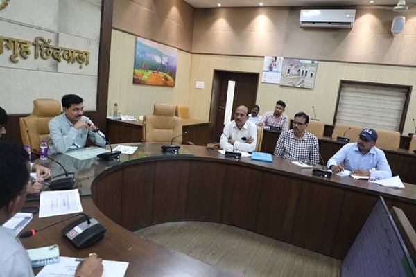 कलेक्टर श्री सिंह ने शिक्षा विभाग एवं जनजातीय कार्य विभाग की ली समीक्षा बैठक