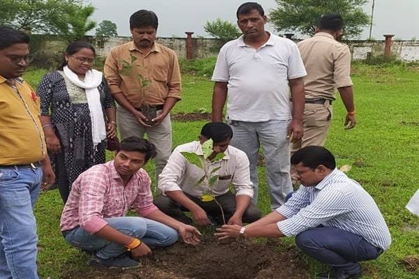 ‘एक पेड़ मां के नाम’ अभियान के तहत परिवहन कार्यालय में 50 पौधे लगाये