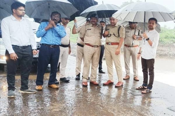 कलेक्टर श्री सिंह ने अतिवर्षा से उत्पन्न स्थिति का जायजा लिया