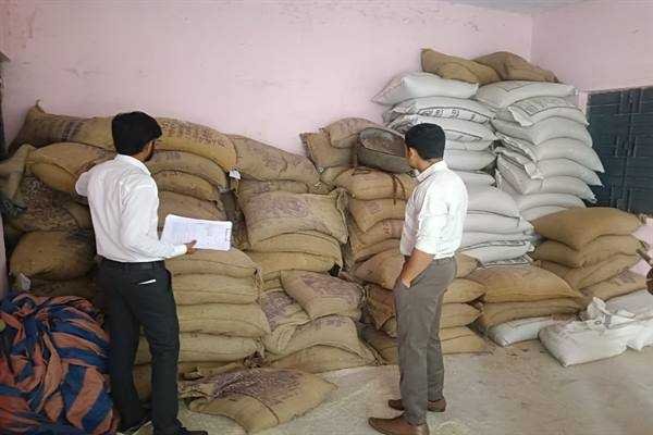 पीडीएस वितरण कार्य से एक संस्था को हटाया तो वही दो समूह को गंभीर अनियमित्तता मिलने पर एसडीएम ने नोटिस जारी किया