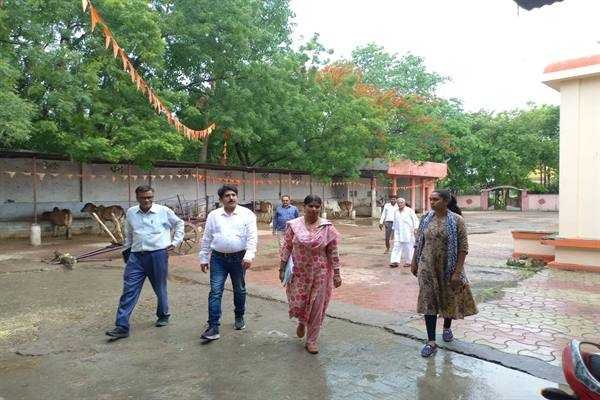 गोवर्धन गौशाला काजीपुरा में व्यवस्थाओं का किया निरीक्षण