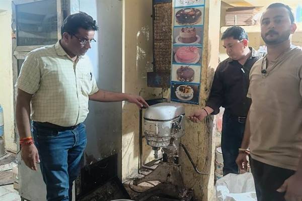 अस्वच्छ एवं अस्वास्थ्यकर तरीके से खाद्य सामग्री तैयार करने का मामला