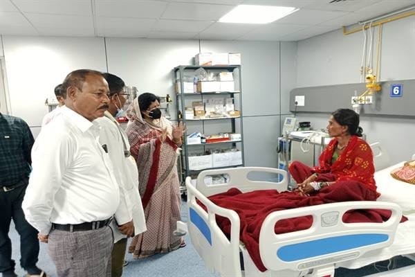 मंत्री श्रीमती संपतिया उइके ने जिला चिकित्सालय में भर्ती मरीजों का समुचित उपचार के निर्देश दिए