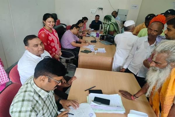 जनसुनवाई में आम रास्ते से संबंधित शिकायत का निराकरण न करने पर कलेक्टर ने आरआई, पटवारी को किया तत्काल निलंबित