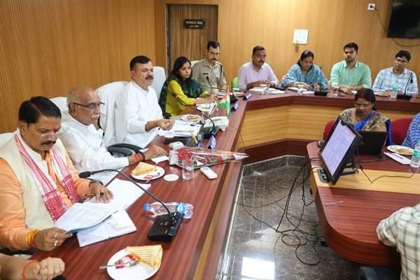 परिवहन एवं स्कूल शिक्षा मंत्री ने ली विभागीय बैठक
