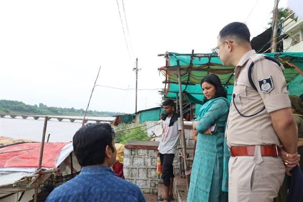 कलेक्टर एवं एसपी ने किया नर्मदा नदी घाटों का निरीक्षण