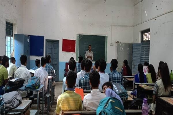 राष्ट्रीय किशोर स्वास्थ्य कार्यक्रम के तहत छात्र-छात्राओं को दी जा रही है जानकारी