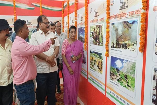 चित्र प्रदर्शनी का शुभारंभ हुआ कारगिल विजय दिवस पर लगाई गई प्रदर्शनी