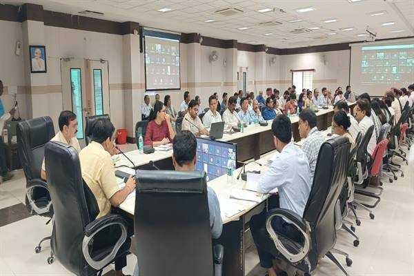 समय पर खुलें कार्यालय और अधिकारी-कर्मचारी कार्यालयीन समय में उपस्थित रहें- कलेक्टर श्री सिंह