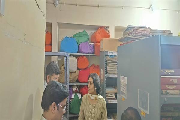 कलेक्टर सुश्री जैन ने किया छपारा तहसील कार्यालय का निरीक्षण
