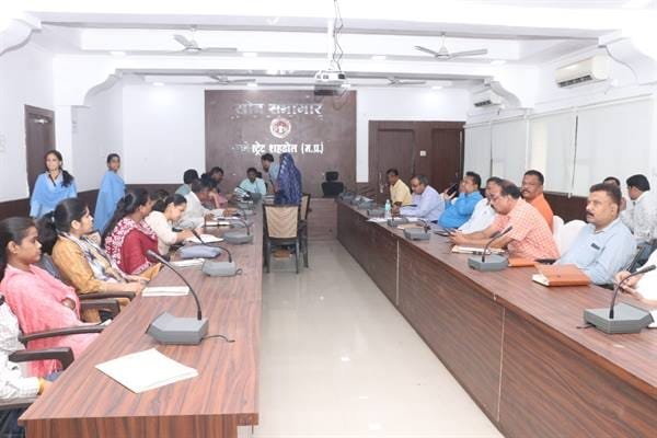 सीईओ. जिला पंचायत ने सुनी लोगों की शिकायतें, निराकरण के दिए निर्देश