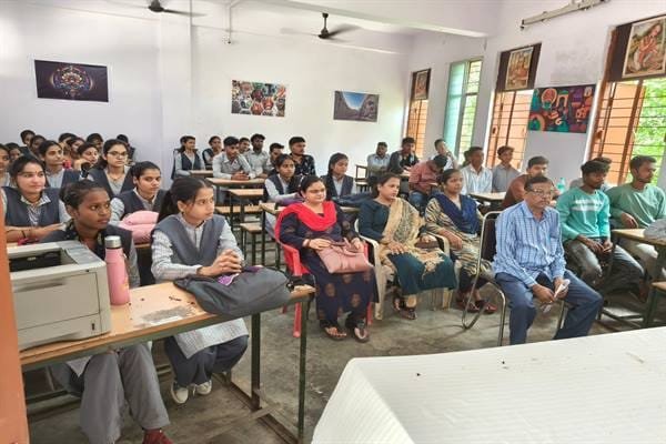 महाविद्यालय में गुरू पूर्णिमा के शुभ अवसर पर हुआ गुरूजनो का सम्मान