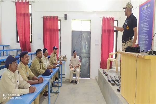 जिला जेल के अधिकारियो, कर्मचारियों को दिया गया आर्म्स प्रशिक्षण