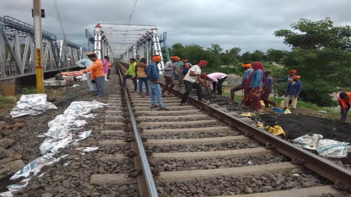 नई दिल्ली-चेन्नई रेलमार्ग पर बैतूल के बरबतपुर में ट्रैक धंसा, मरम्मत में जुटा रेलवे का अमला