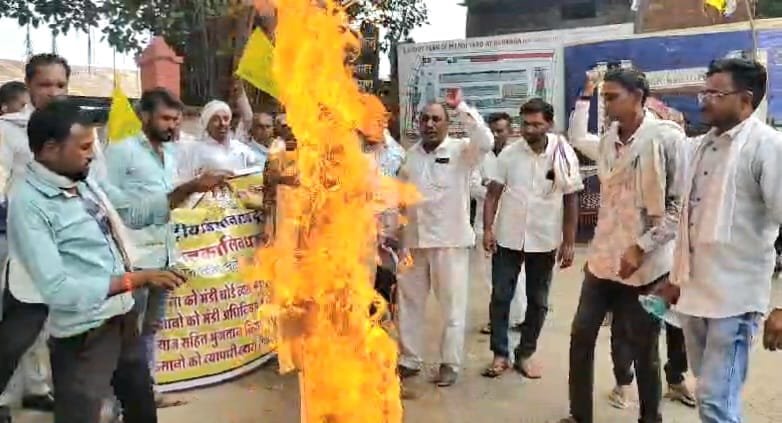 आक्रोशित किसानों ने बड़वाह कृषि उपज मंडी के बाहर जलाया जे.डी का पुतला