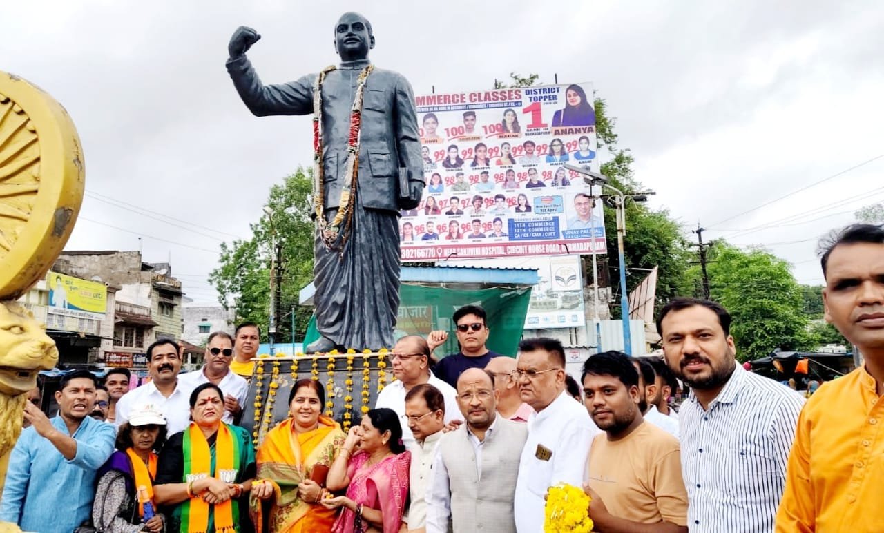 डॉ. श्यामा प्रसाद मुखर्जी की जन्मजयंती पर भाजपा कार्यकर्ताओं ने सातरास्ते स्थित प्रतिमा पर किया माल्यार्पण