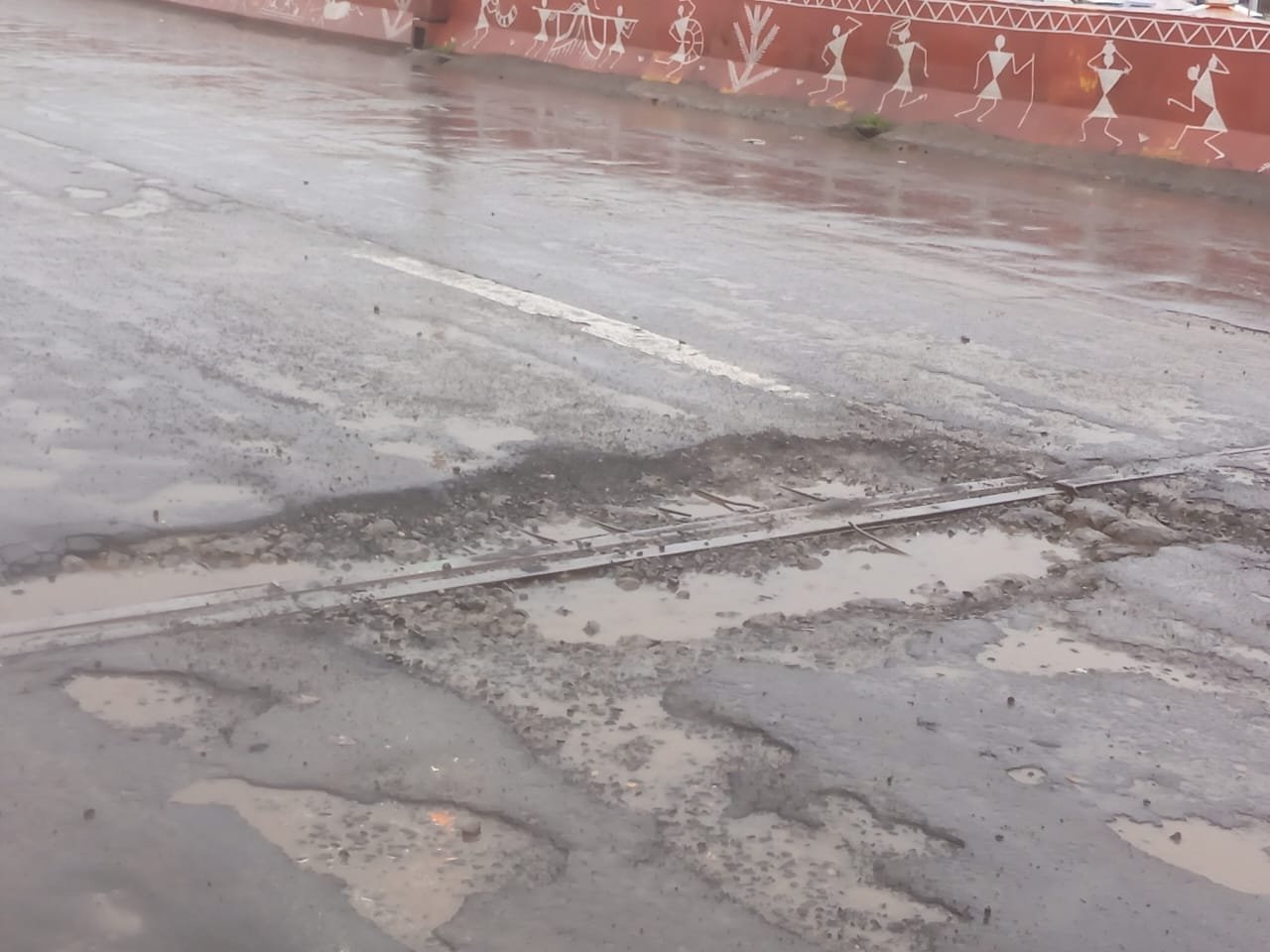 कुन्दा पर बने पुल की बारिश ने खोली पोल ।