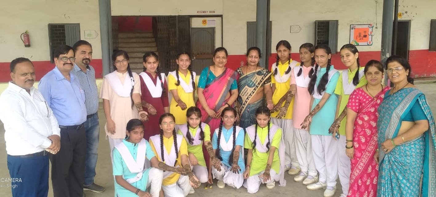 सनफ्लावर स्कूल में हुई राखी बनाओ प्रतियोगिता