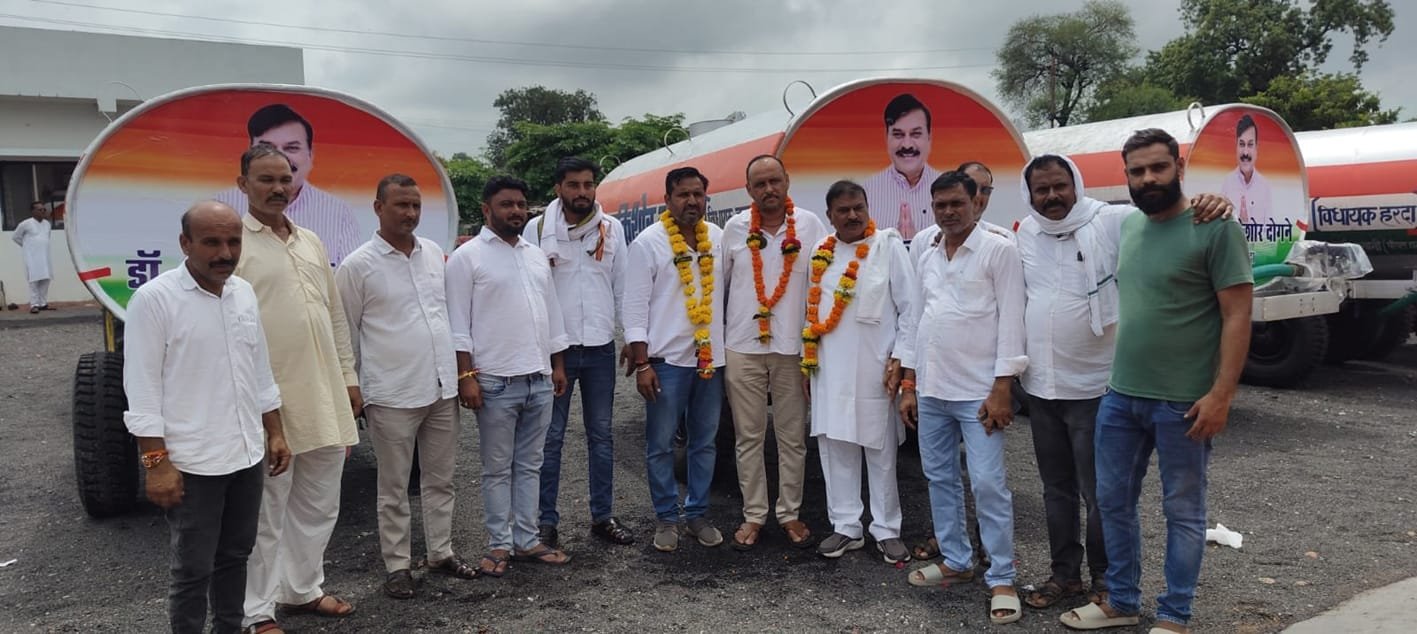 विधायक दोगने ने किया फायर फाईटर पानी टैंकर का वितरण