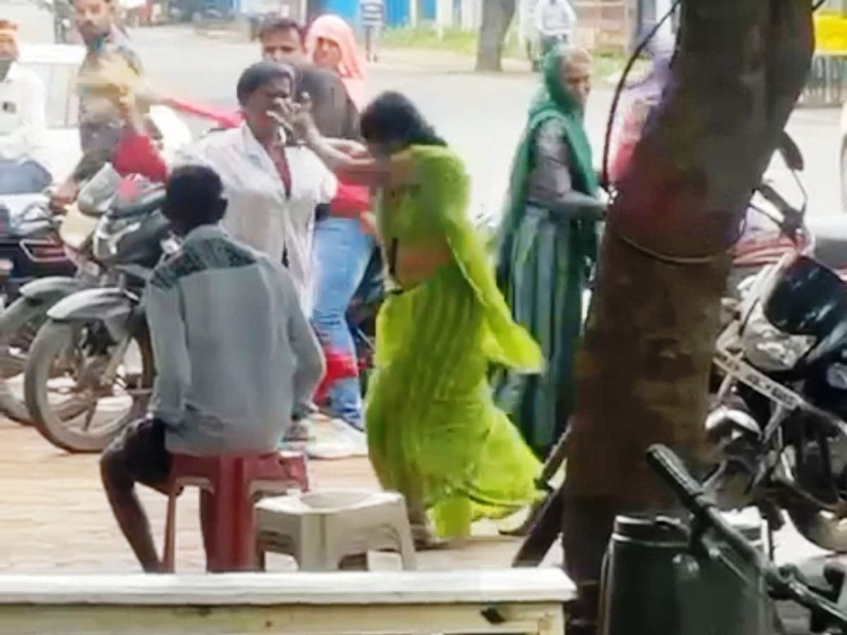 विनायक हॉस्पिटल के बाहर महिला नर्स ने झाड़ू से महिला को पीटा