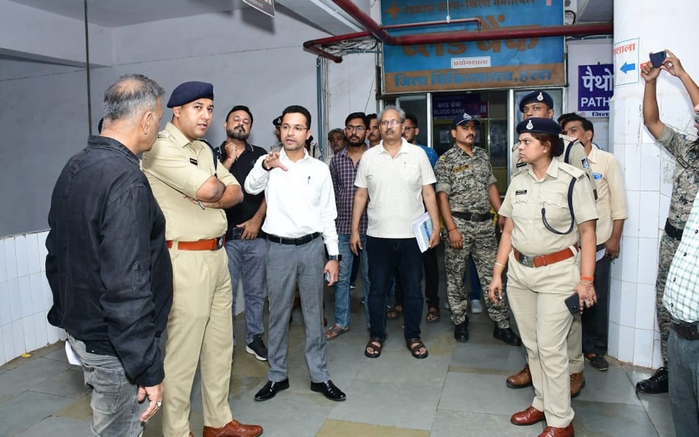 कलेक्टर-एसपी ने किया जिला अस्पताल का औचक निरीक्षण