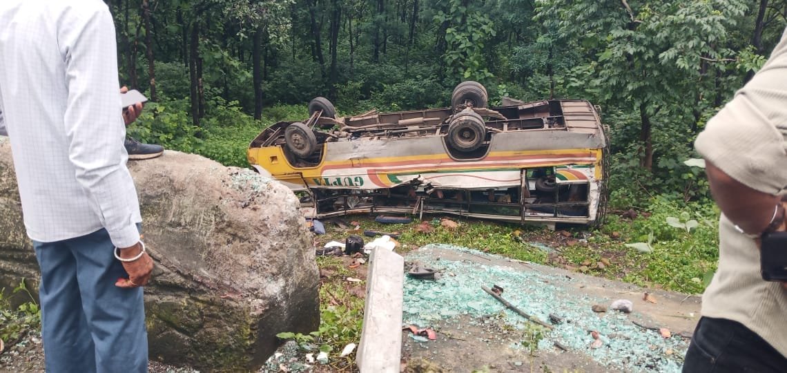 देलाबाड़ी घाट पर 35 फिट गहरी खाई में यात्री बस अनियंत्रित होकर पलटी, 45 से अधिक घायल तेज गति बनी दुर्घटना का कारण, बस में थी क्षमता से अधिक सवारियां