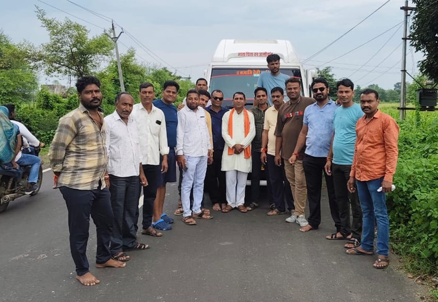 अयोध्या धाम के लिए युवाओं का जत्था रवाना