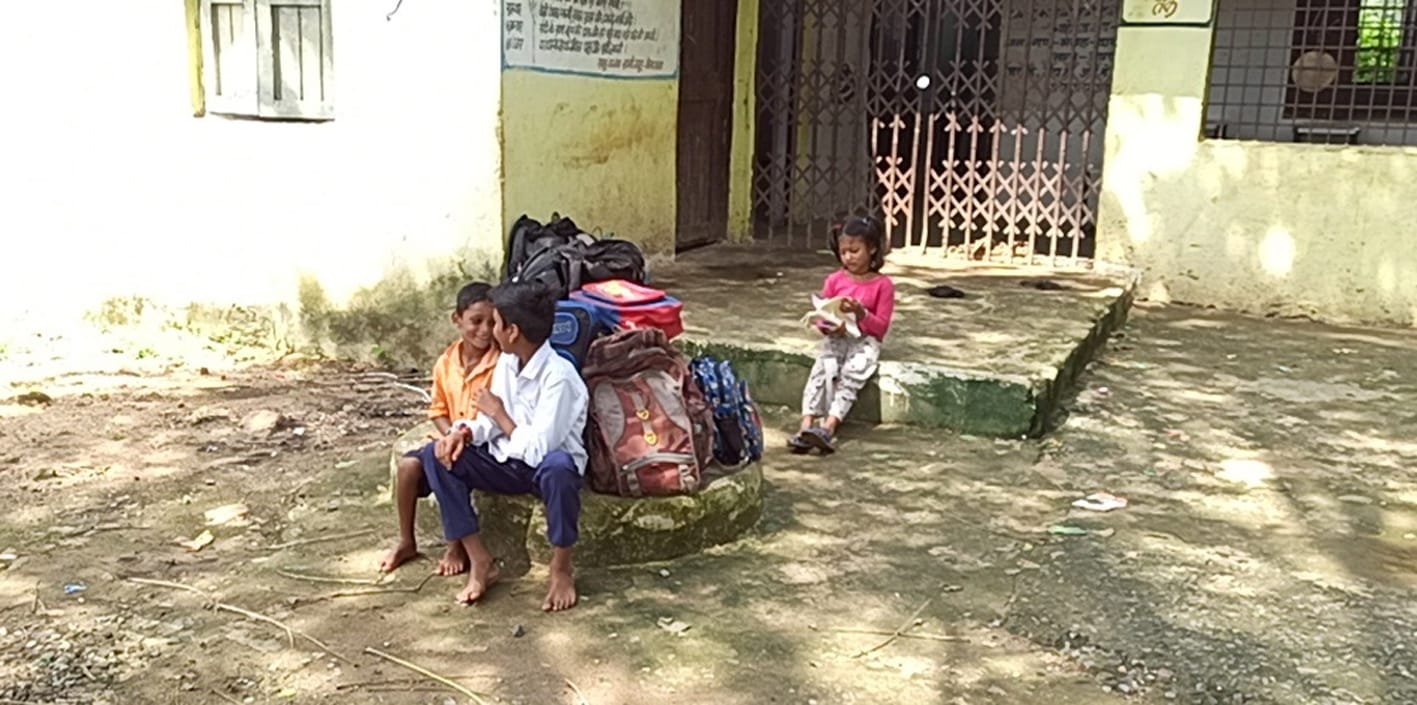 समय पर नहीं खुलती स्कूल, बालिकाओं को स्वयं लगानी पड़ती है झाड़ू