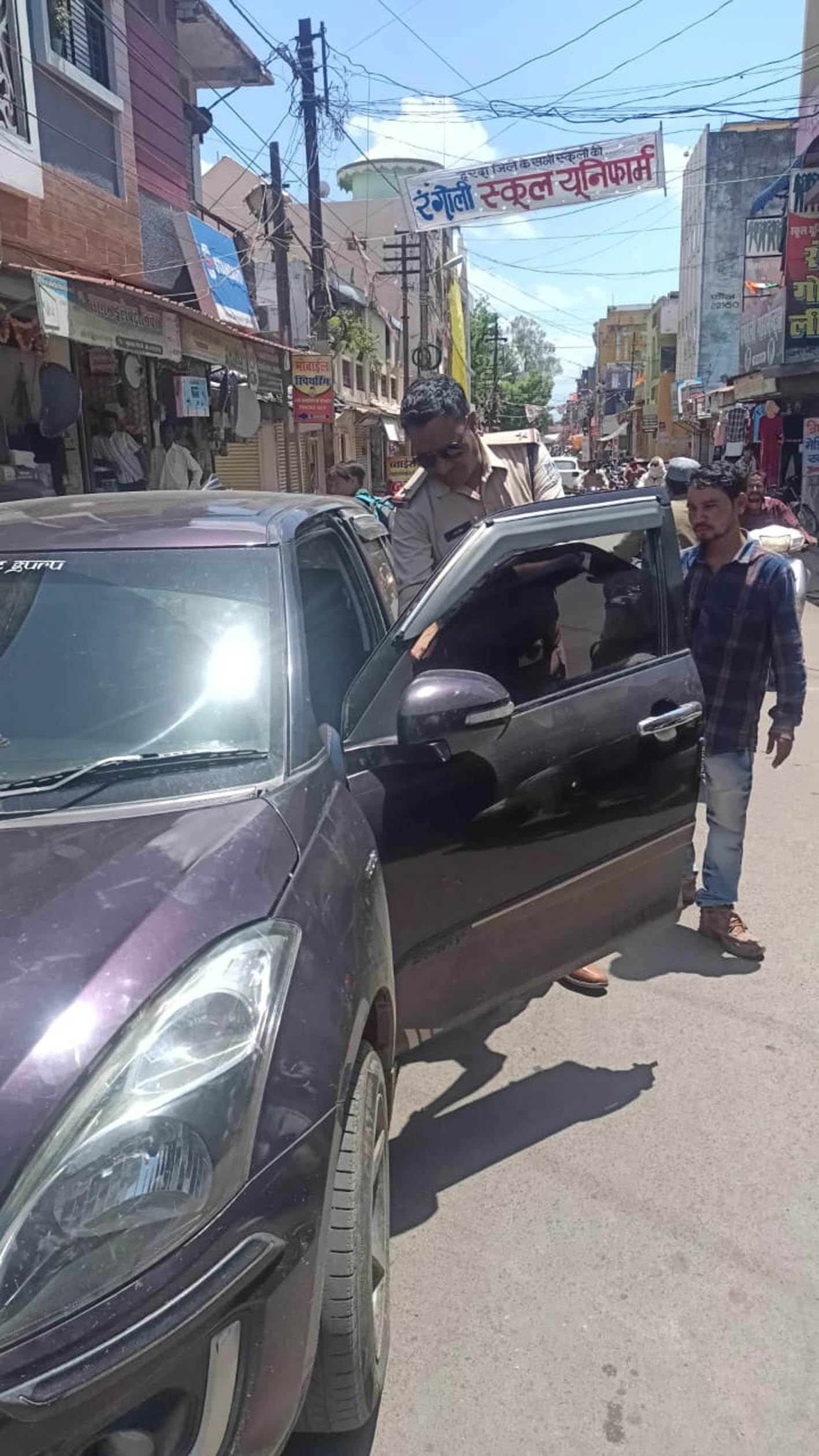 चार पहिया वाहनों से निकाली ब्लेक फिल्म