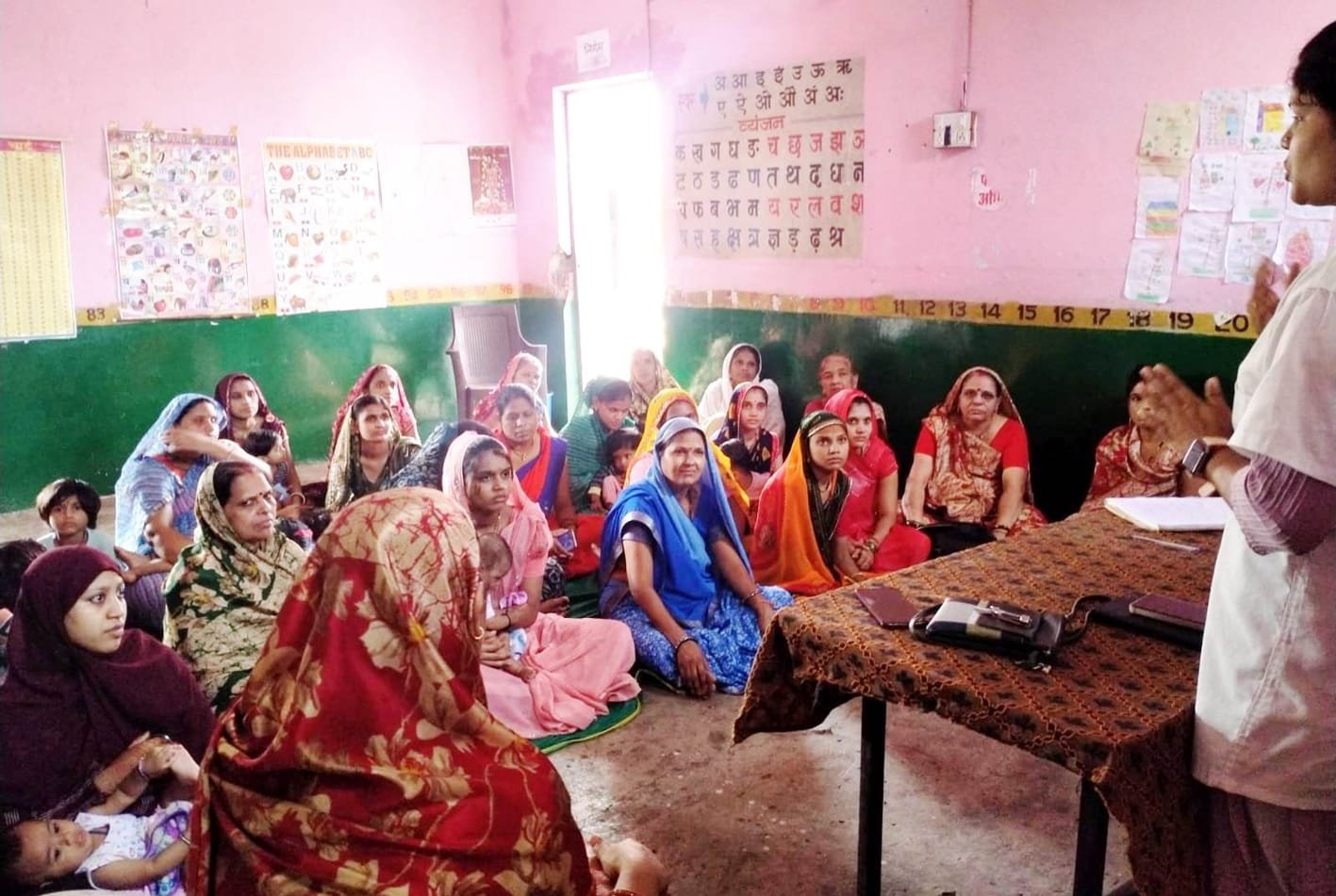 महिलाओं को स्तनपान का महत्व समझाया