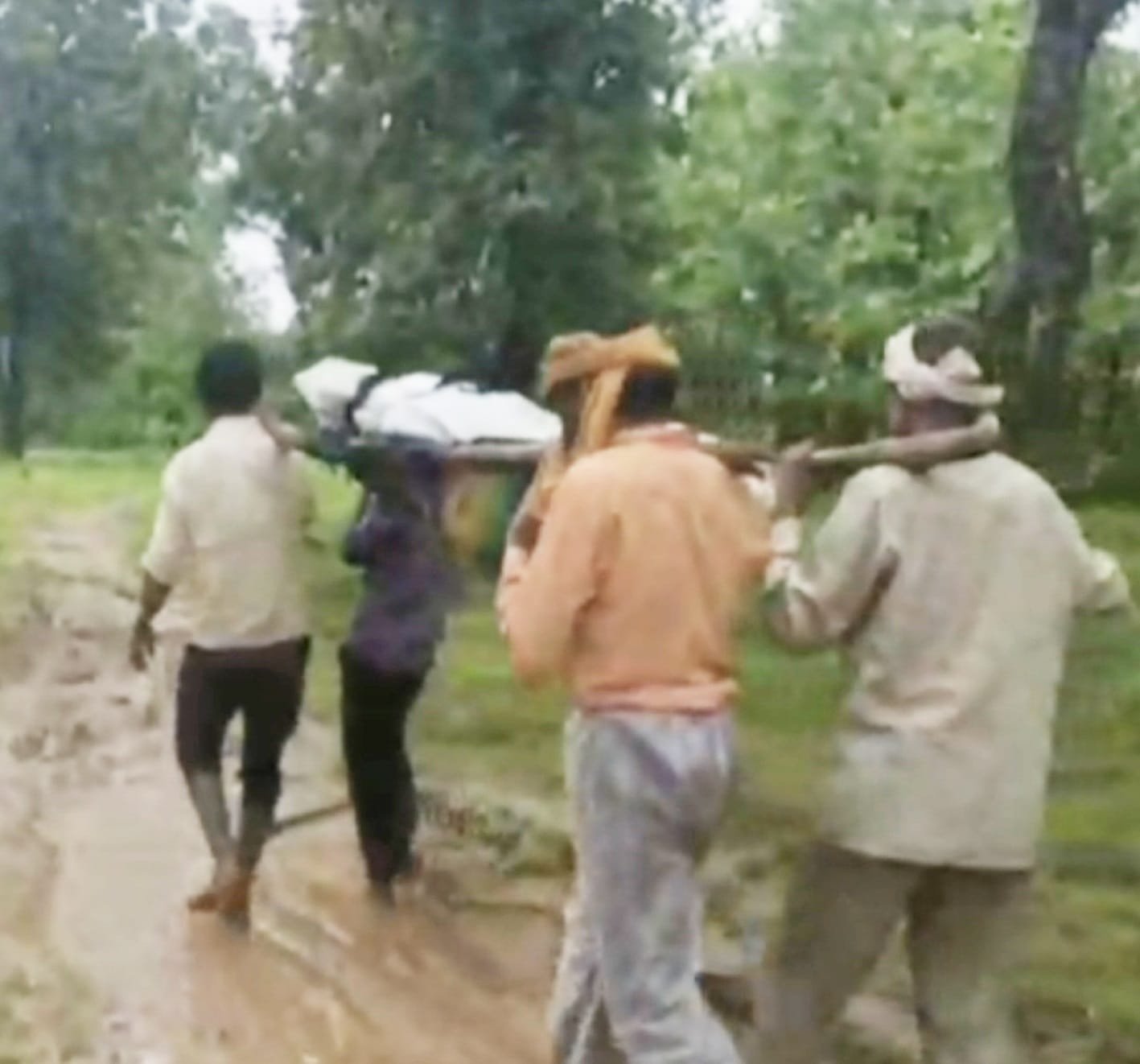 चौतरफा विकास की एक और बानगी, कंधे पर शव रखकर चले 20 किमी