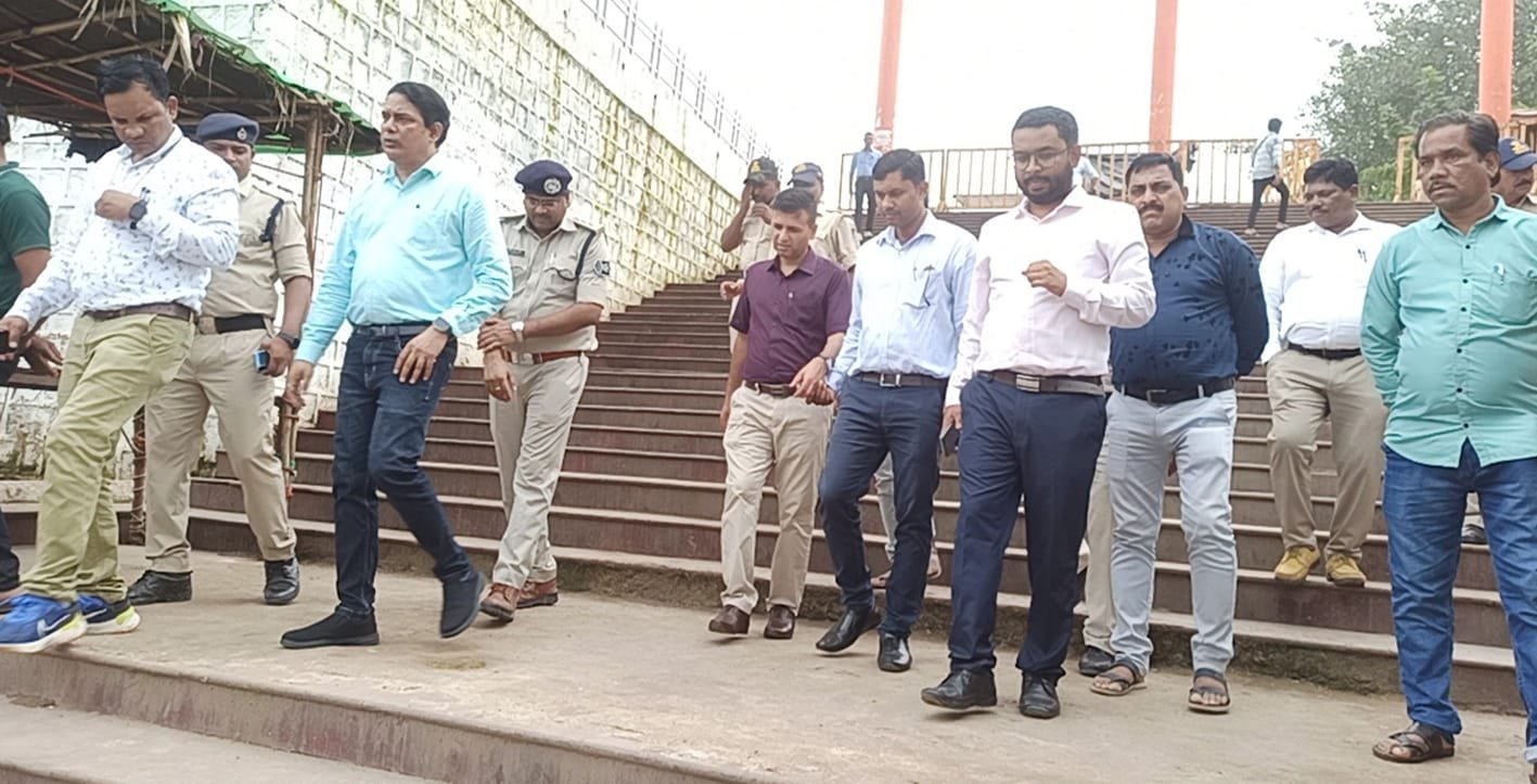 कमिश्नर ने हंडिया तहसील का किया आकस्मिक दौरा