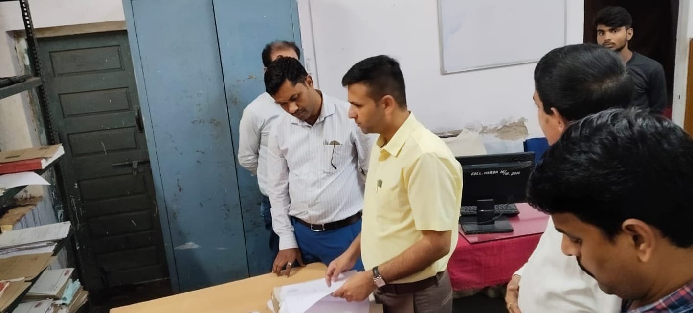 कमिश्नर ने खिरकिया और सिराली में किया औचक निरीक्षण  