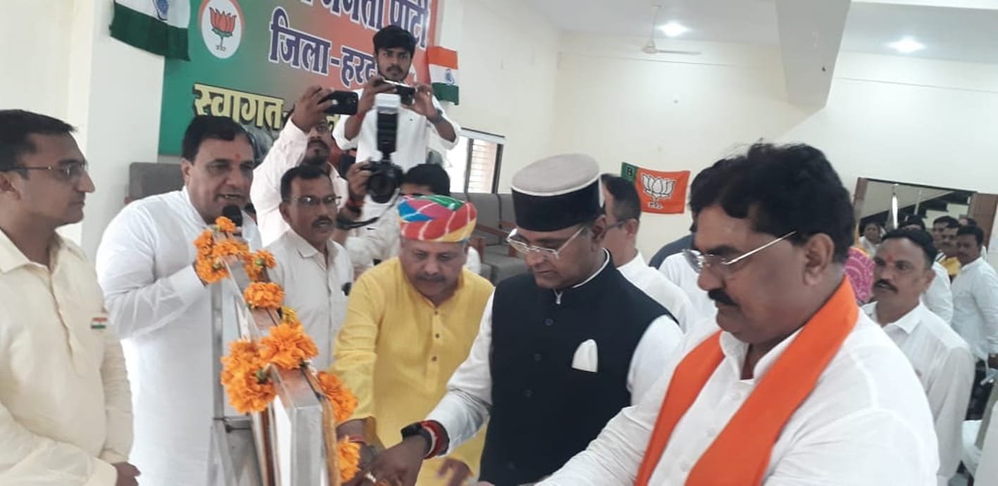 प्रभारी मंत्री का पुष्पगुच्छ से किया स्वागत